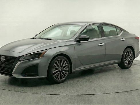 Used 2025 Nissan Altima 2.5 SV FWD image 3