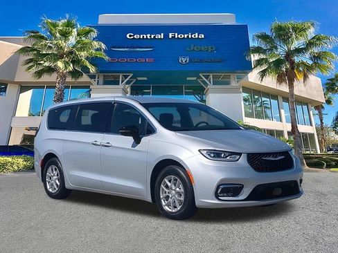 New 2026 Chrysler Pacifica Select image 2