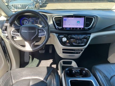 Used 2022 Chrysler Pacifica Touring-L image 30