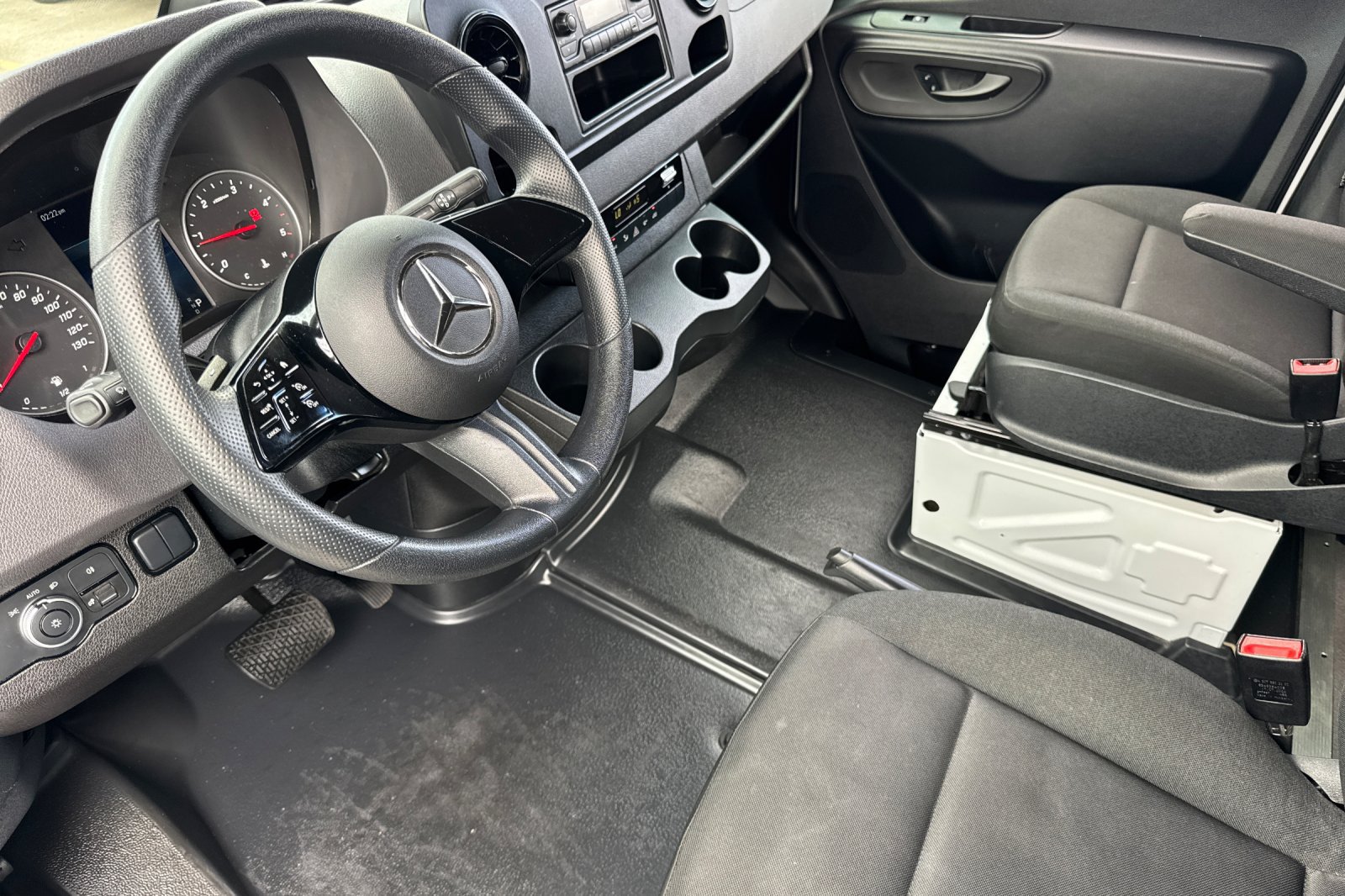 Used 2025 Mercedes-Benz Sprinter 2500 image 9