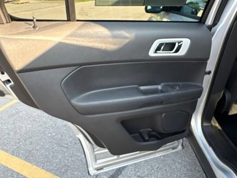 Used 2014 Ford Explorer XLT w/ Equipment Group 202A AWD/4WD image 19