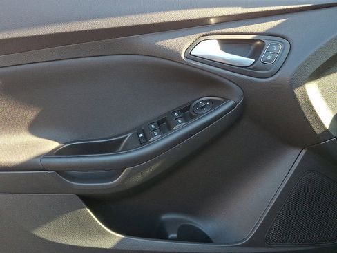 Used 2018 Ford Focus SE w/ SE Appearance Package image 11