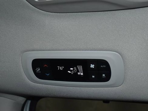 Certified 2024 Chrysler Pacifica Touring-L image 33
