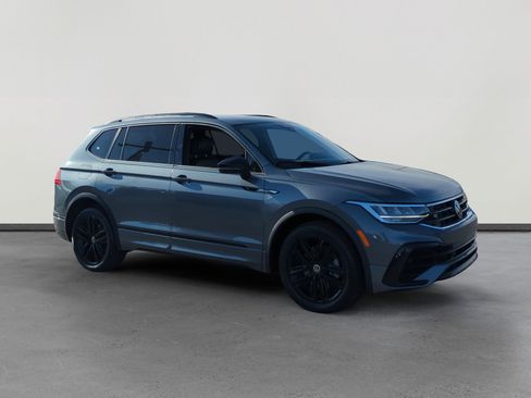 Certified 2022 Volkswagen Tiguan SE R-Line image 7