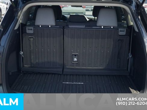 Used 2023 Toyota Highlander L FWD image 9