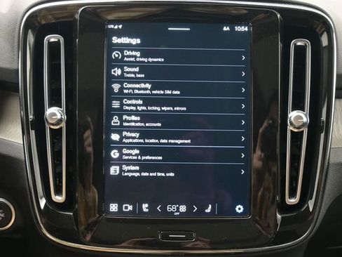 Used 2023 Volvo XC40 B4 Plus w/ Protection Package Premier image 15