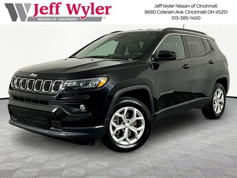 Used 2024 Jeep Compass Latitude AWD/4WD image 1