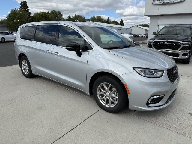 Used 2026 Chrysler Pacifica Select FWD image 1
