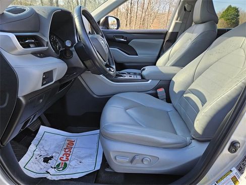 Used 2021 Toyota Highlander XLE image 8