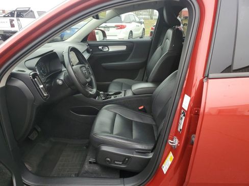 Used 2021 Volvo XC40 T5 Momentum w/ Climate Package image 14