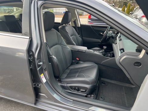 Used 2019 Lexus ES 300h image 16
