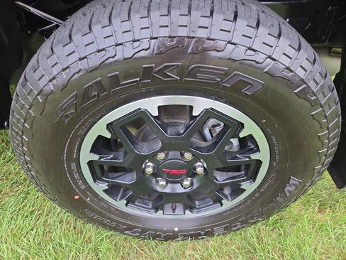 Certified 2025 Toyota Tacoma TRD Off-Road w/ TRD Off Road Upgrade Package AWD/4WD image 11