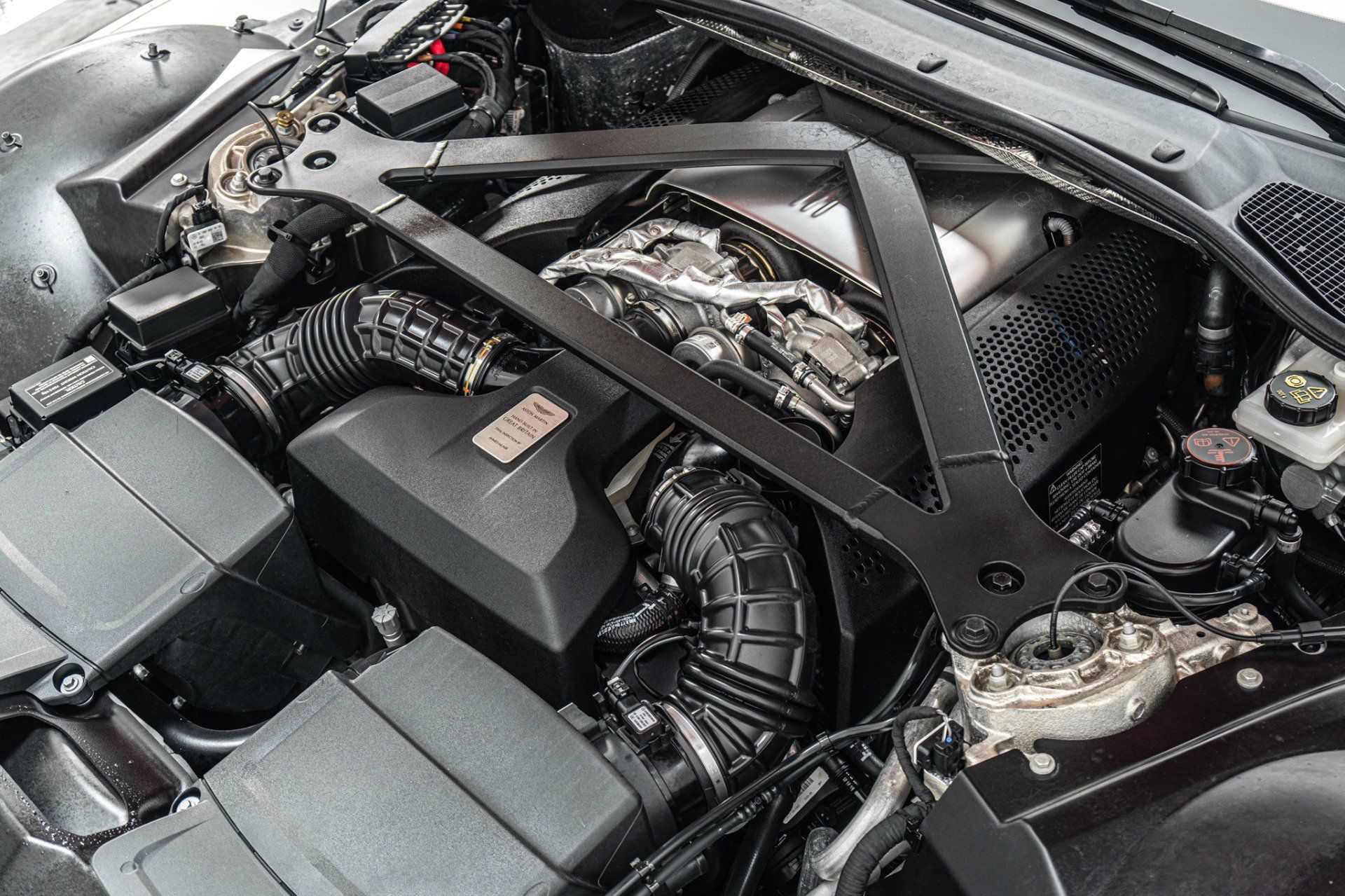 Used 2023 Aston Martin V8 Vantage Coupe RWD image 41