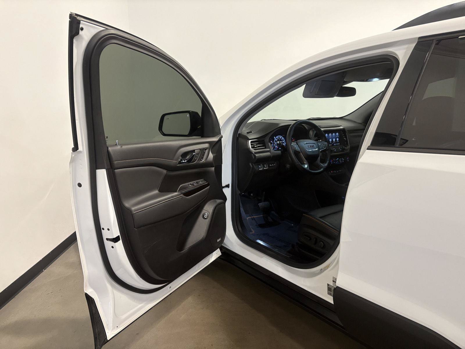 Used 2023 GMC Acadia AT4 w/ Technology Package AWD/4WD image 14