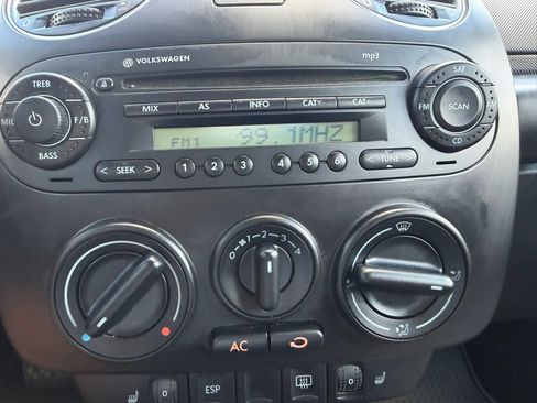 Used 2009 Volkswagen Beetle Coupe FWD image 35