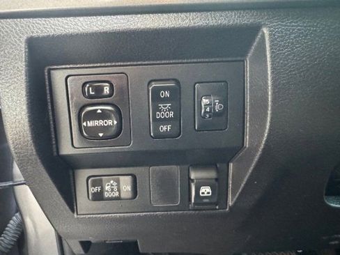 Used 2015 Toyota Tundra SR5 w/ SR5 Upgrade Package image 28