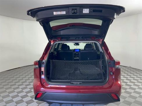 Certified 2024 Toyota Highlander XLE image 8