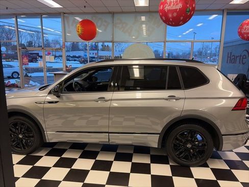 Certified 2022 Volkswagen Tiguan SE R-Line image 4