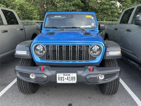 Used 2025 Jeep Wrangler Unlimited Rubicon AWD/4WD image 2