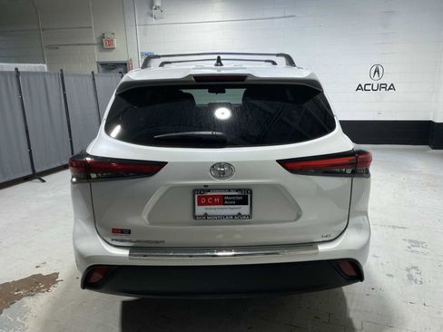 Used 2023 Toyota Highlander LE FWD image 5
