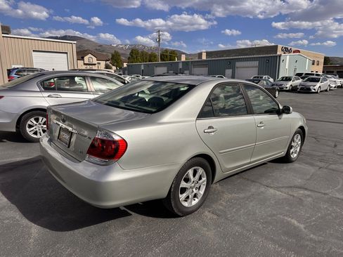 Used 2005 Toyota Camry XLE image 3
