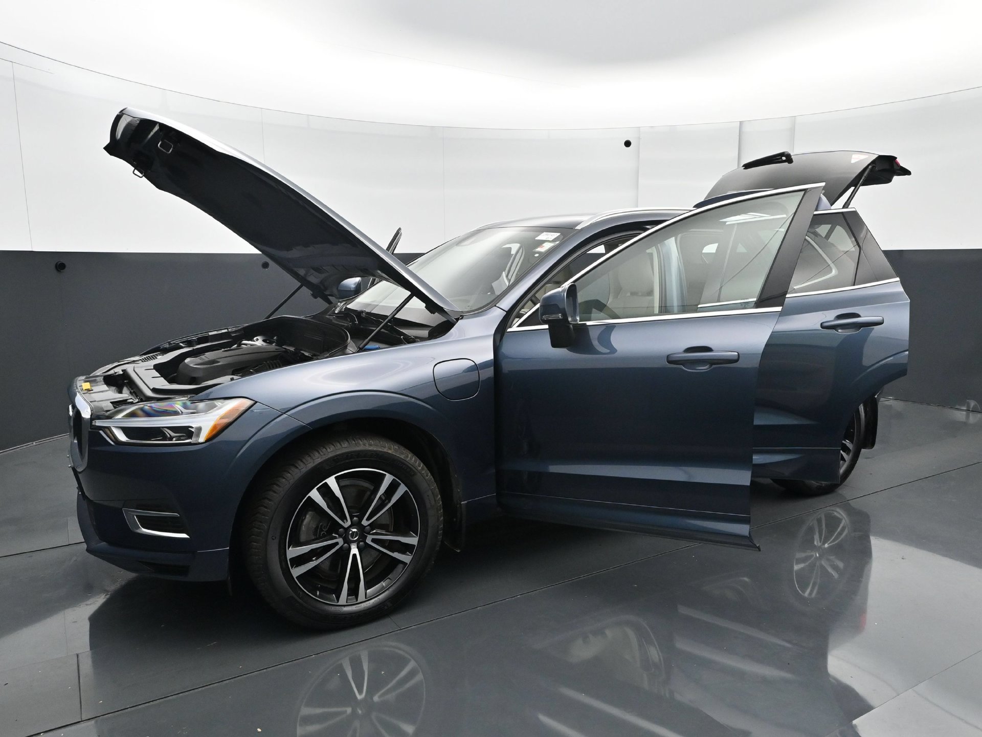 Used 2018 Volvo XC60 T8 Momentum AWD/4WD image 32