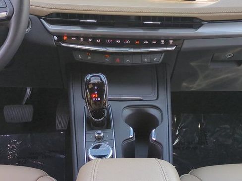 Used 2024 Cadillac XT4 Premium Luxury w/ Active Safety Package FWD image 17