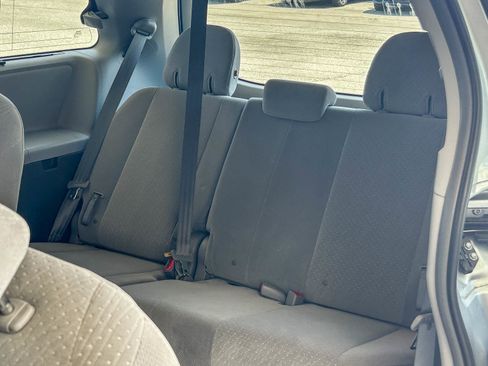 Used 2019 Toyota Sienna LE w/ Carpet Mat Package FWD image 19