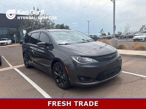 Used 2018 Chrysler Pacifica Limited FWD image 1