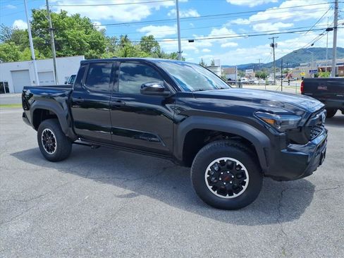 Used 2025 Toyota Tacoma TRD Off-Road AWD/4WD image 2