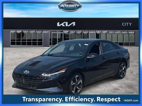 Used 2023 Hyundai Elantra Limited w/ Preferred Accessory Package FWD image 4