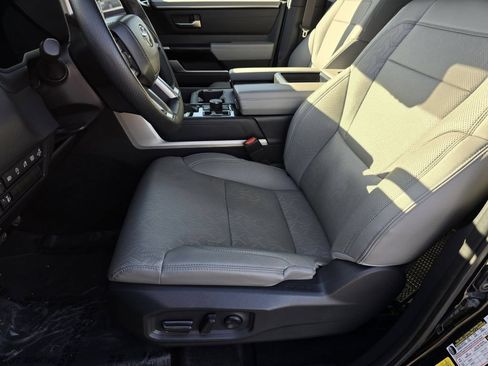Used 2025 Toyota Tundra Limited AWD/4WD image 32
