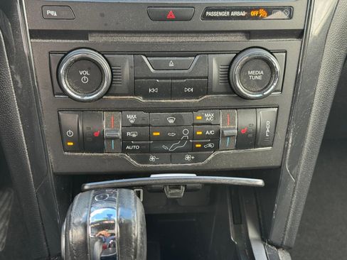 Used 2018 Ford Explorer XLT w/ XLT Appearance Package AWD/4WD image 14