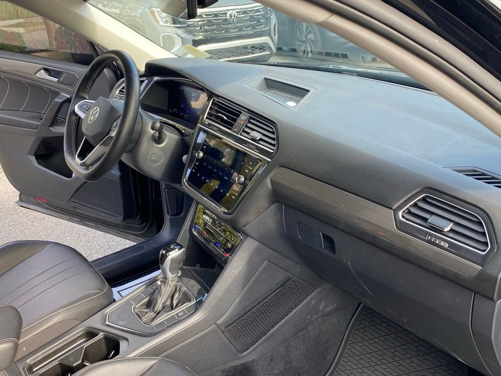Used 2024 Volkswagen Tiguan SE w/ Panoramic Sunroof Package FWD image 32