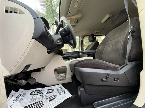Used 2013 Dodge Grand Caravan SXT FWD image 29