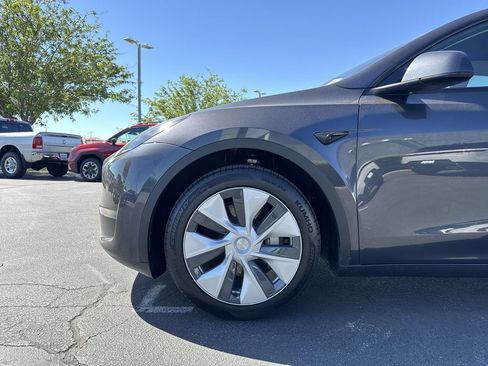 Used 2024 Tesla Model Y 2WD image 18