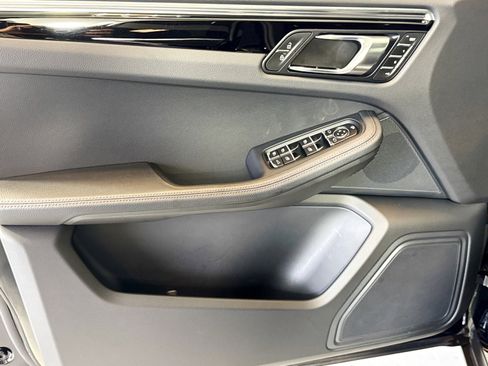Certified 2025 Porsche Macan image 11