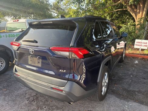 Used 2021 Toyota RAV4 XLE w/ Convenience Package FWD image 10