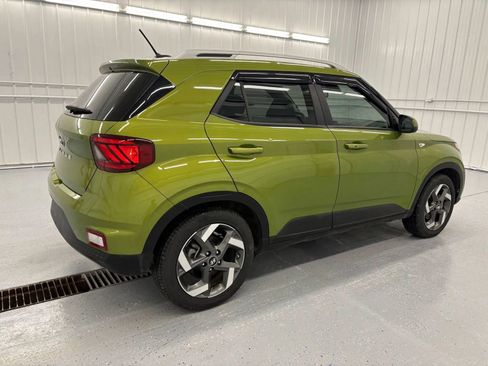 Used 2024 Hyundai Venue SEL image 3