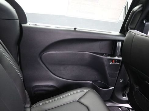 Used 2025 Chrysler Pacifica Select FWD image 11