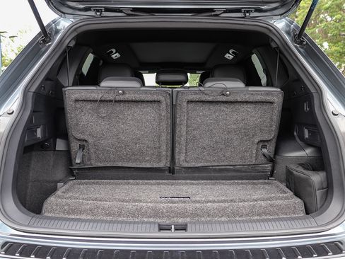 Certified 2022 Volkswagen Tiguan SE R-Line FWD image 24