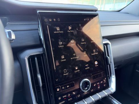 Used 2025 GMC Acadia Elevation image 23