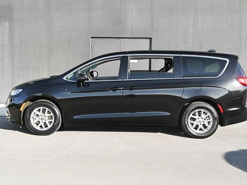 Used 2024 Chrysler Pacifica Touring-L image 7