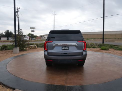 Used 2022 GMC Yukon XL SLE image 3