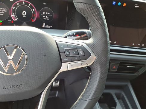 Used 2025 Volkswagen Tiguan SE R-Line image 17