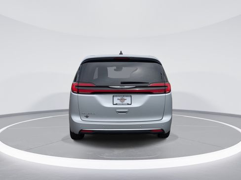 Used 2024 Chrysler Pacifica Touring-L FWD image 6