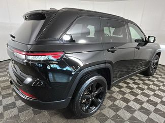 Used 2023 Jeep Grand Cherokee Limited w/ Black Appearance Package AWD/4WD video 3
