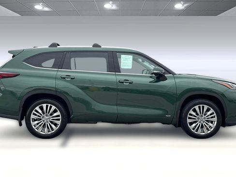 Used 2024 Toyota Highlander Platinum image 2