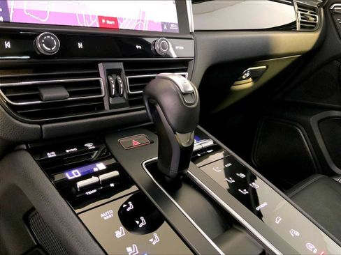 Certified 2023 Porsche Macan AWD/4WD image 17