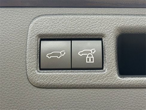 Used 2023 Toyota Venza LE image 29